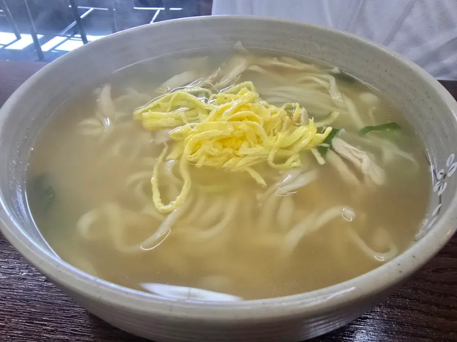 알곤이 칼국수와 닭칼국수를 함께 놓은 상차림