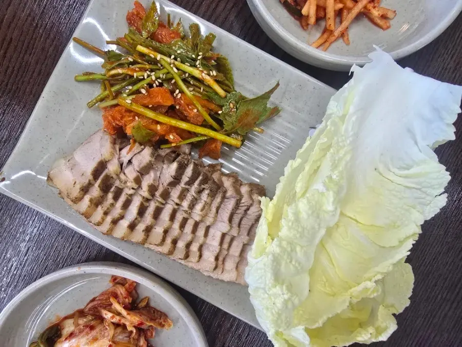 칼국수와 함께 나온 보쌈 반 접시