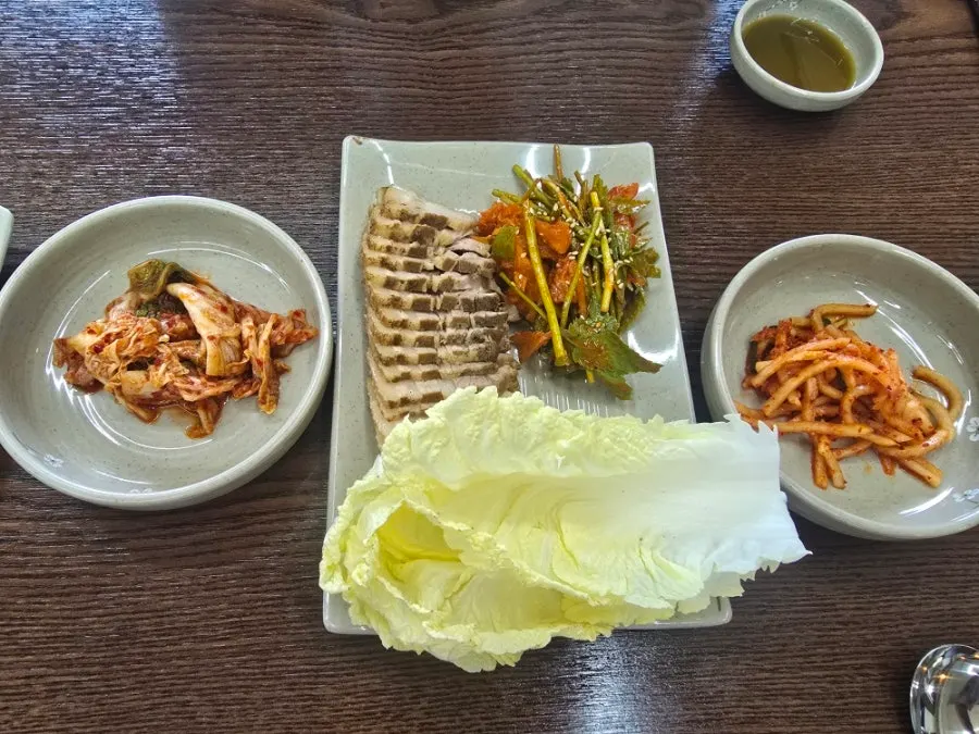 보쌈을 곁들여 먹는 칼국수 상차림