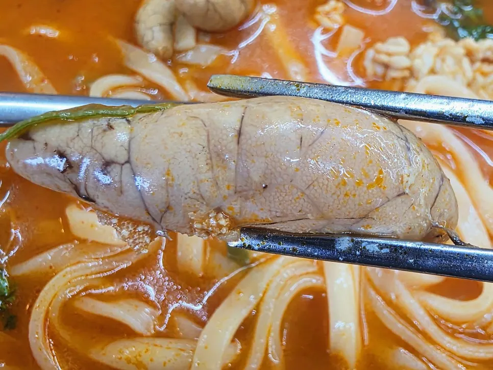 Fillings and noodles in the algoni kalguksu