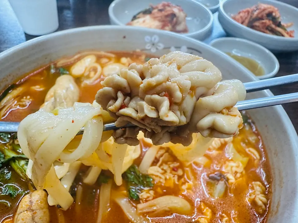 Algoni kalguksu with its spicy red broth