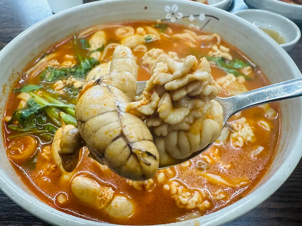 Two bowls of algoni kalguksu ordered at Todamok