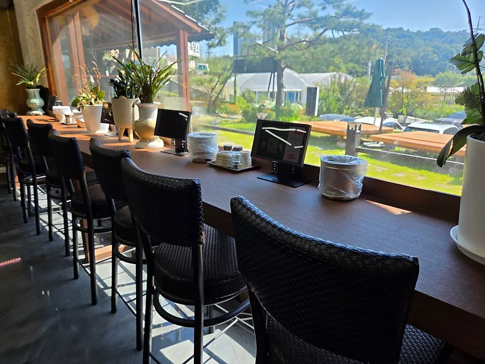Widely spaced tables and seating at Todamok