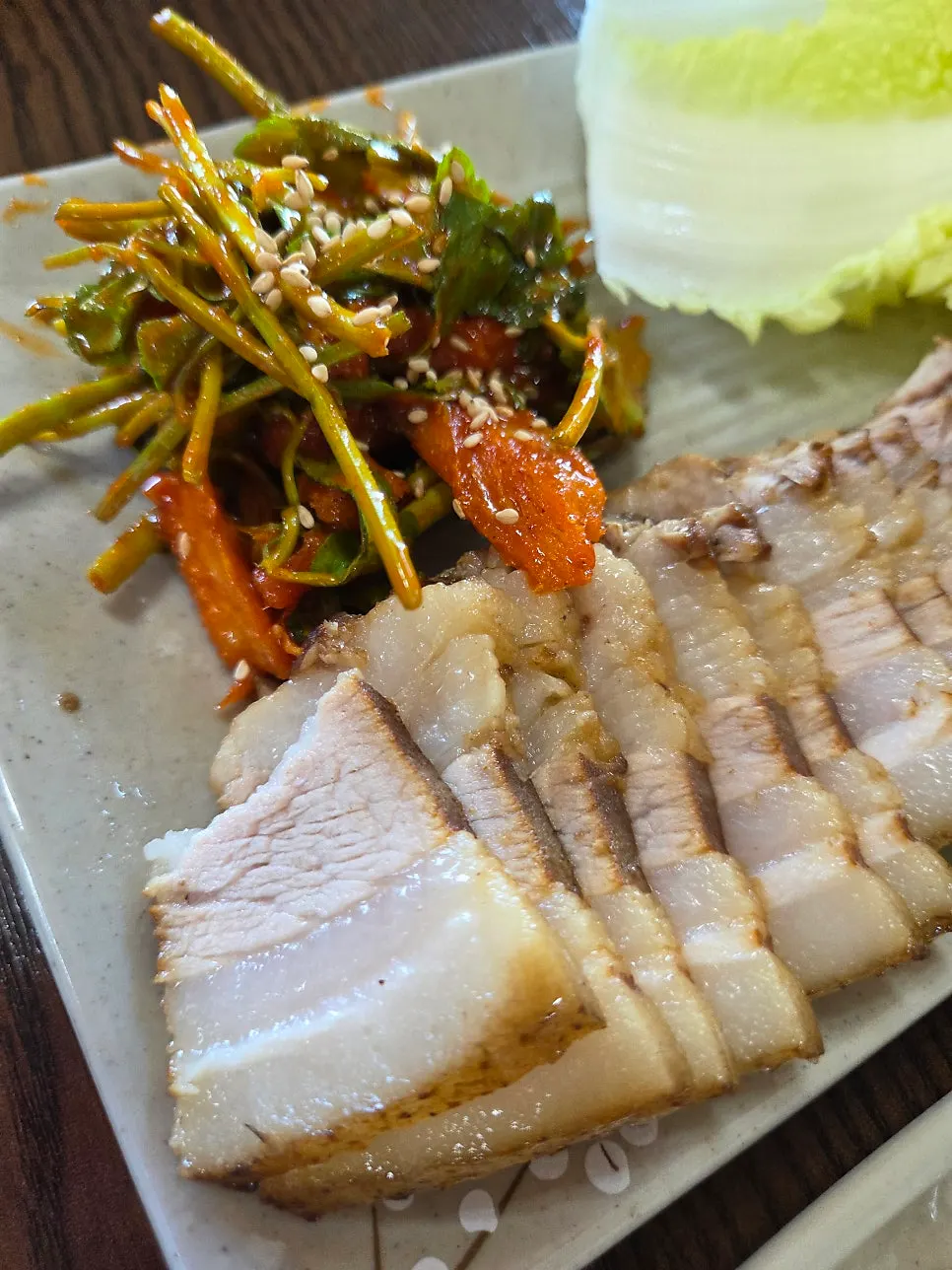 Bossam and seasoned side dish included in the set