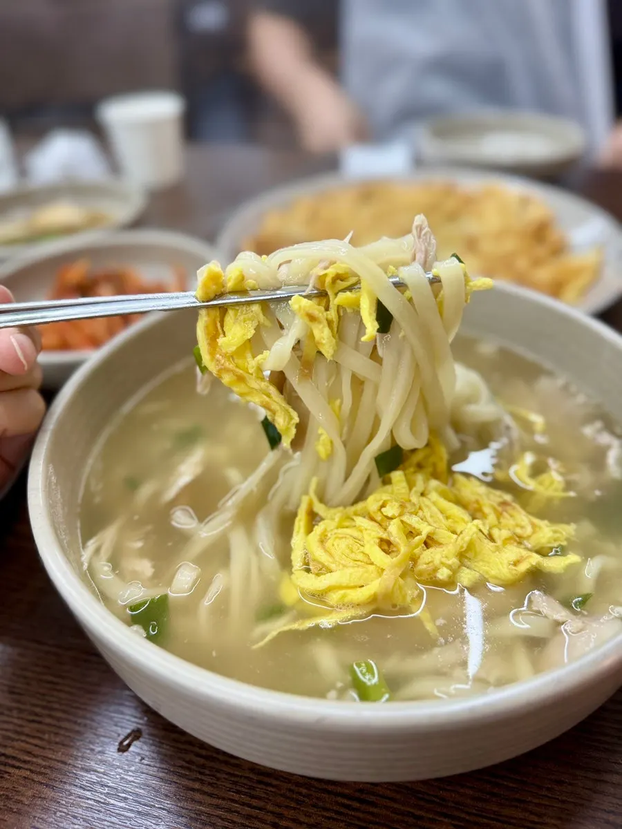Chicken kalguksu with chicken meat mixed in