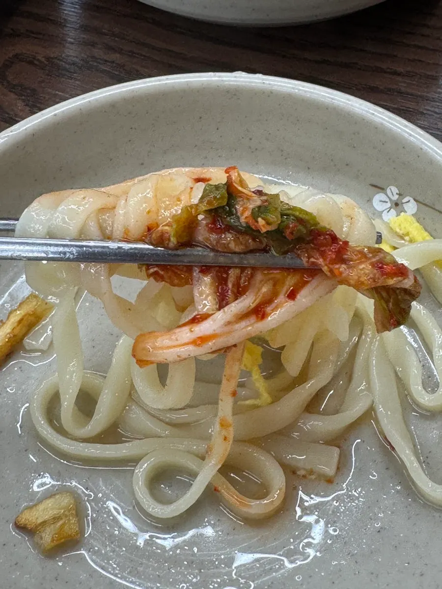 Generous noodles and broth in the kalguksu