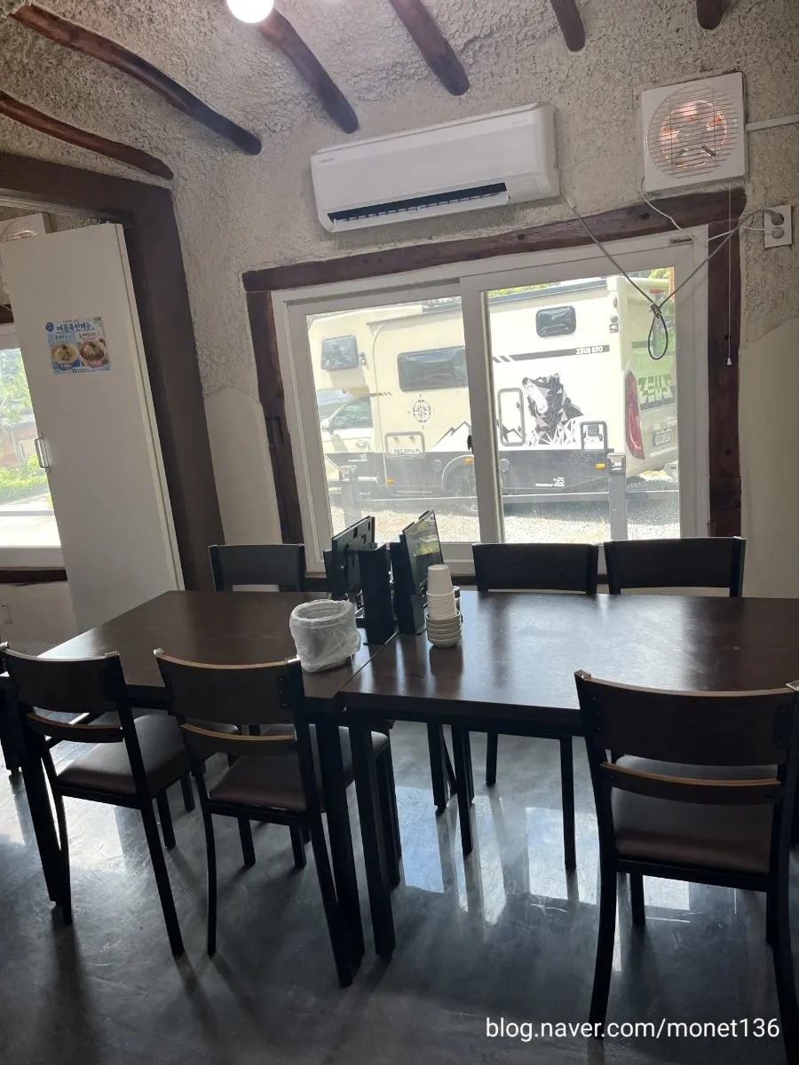Group seating arranged by the windows at Todamok