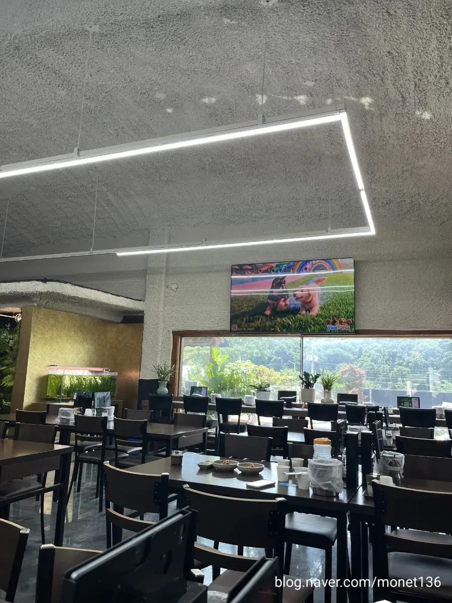 Spacious group seating area at Todamok