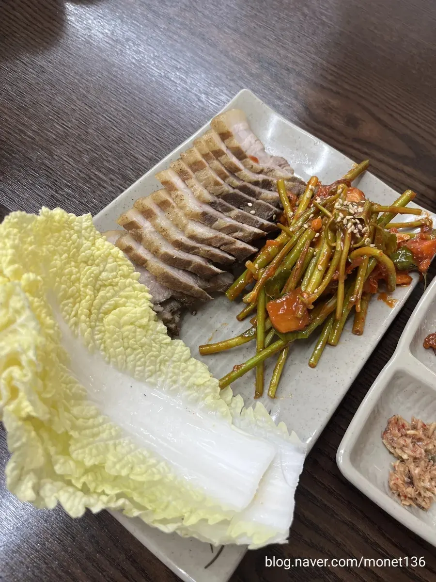 Plate of Todamok bossam with a mix of fat and lean pork