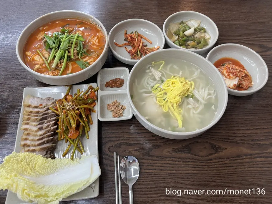 Bowl of Todamok chicken kalguksu loaded with meat and noodles