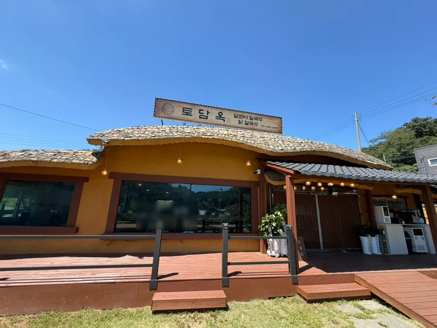 Hanok-style exterior of Todamok, a kalguksu restaurant in Seonbu-dong, Ansan