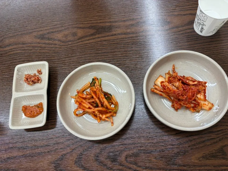 Todamok's basic side dishes and geotjeori set on the table