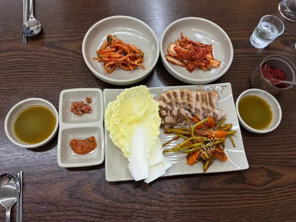 House-made geotjeori kimchi at Todamok