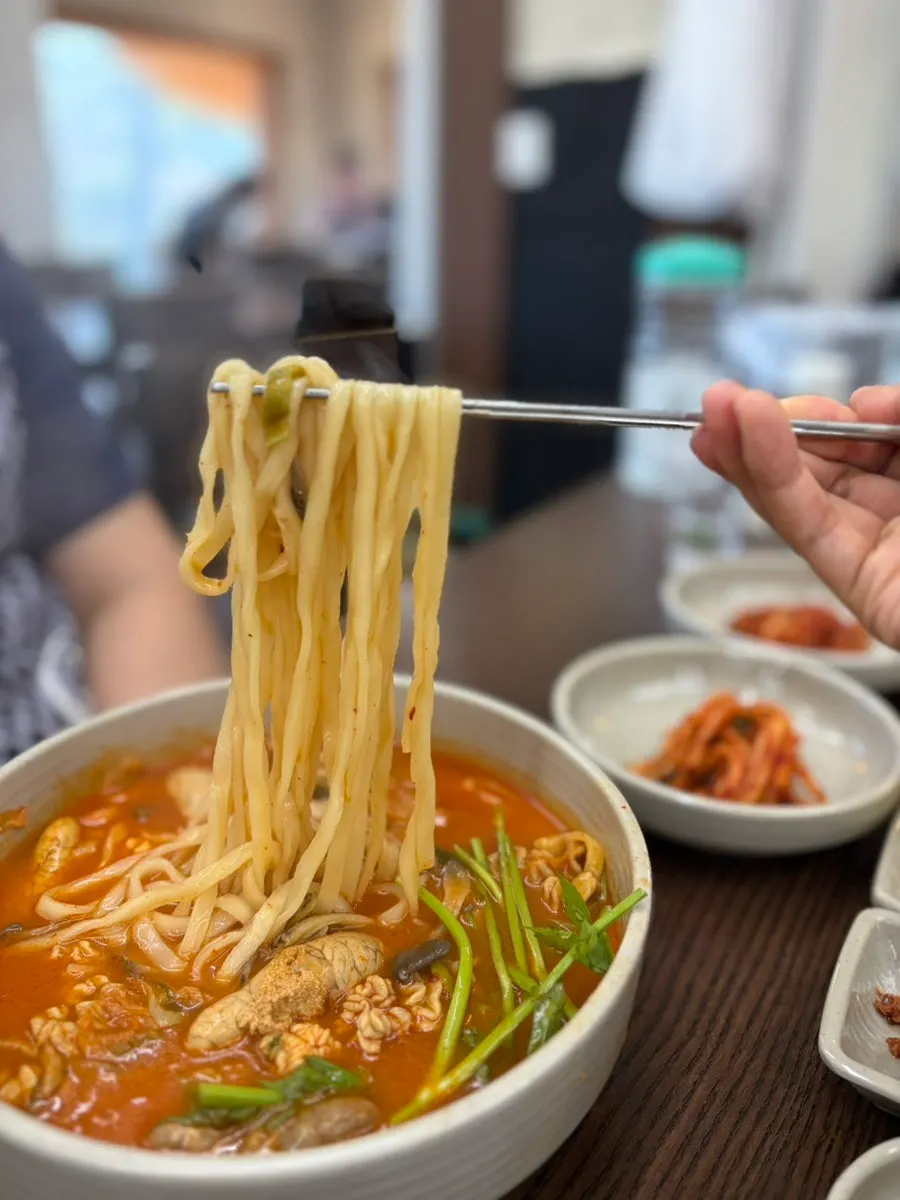 Noodle strands with minari in the algoni kalguksu