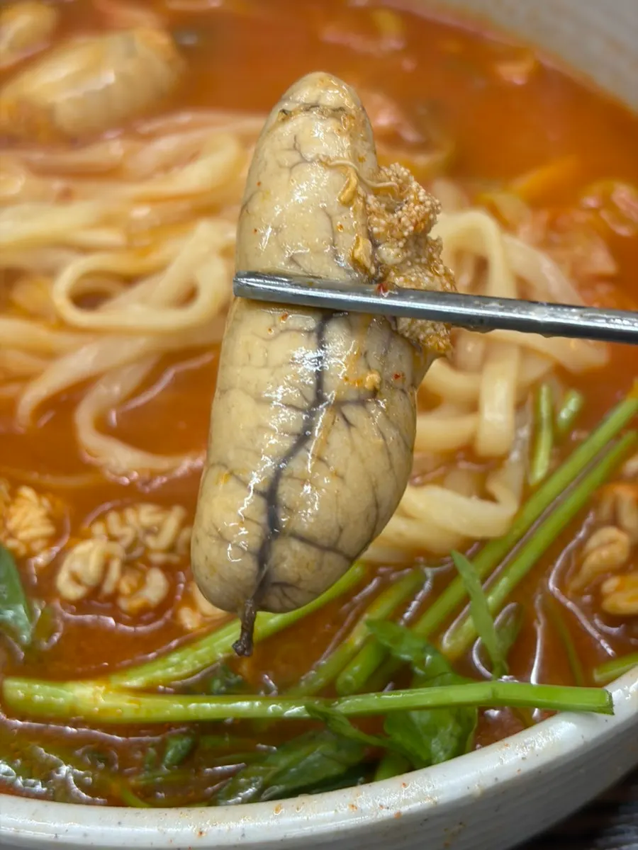 Close-up of the spicy broth in the algoni kalguksu