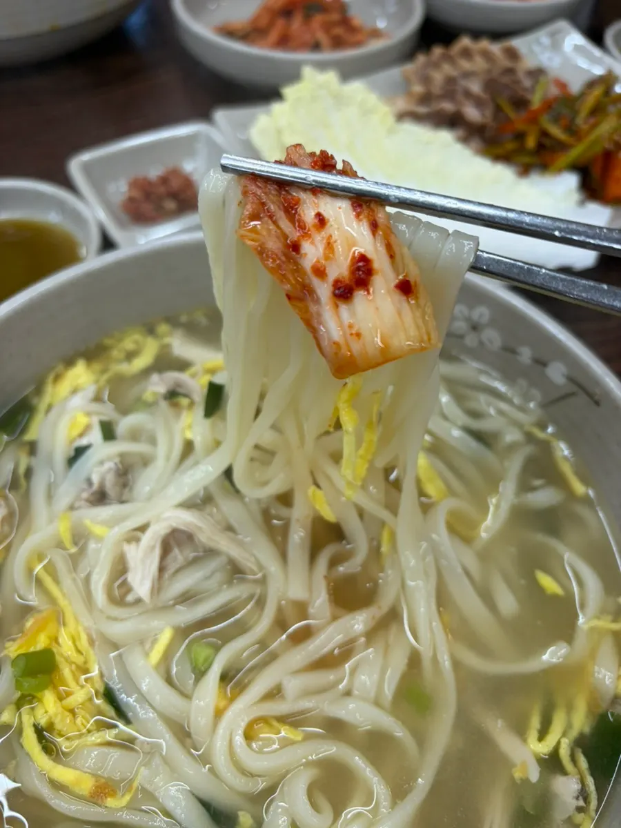 A plate of geotjeori eaten alongside the kalguksu
