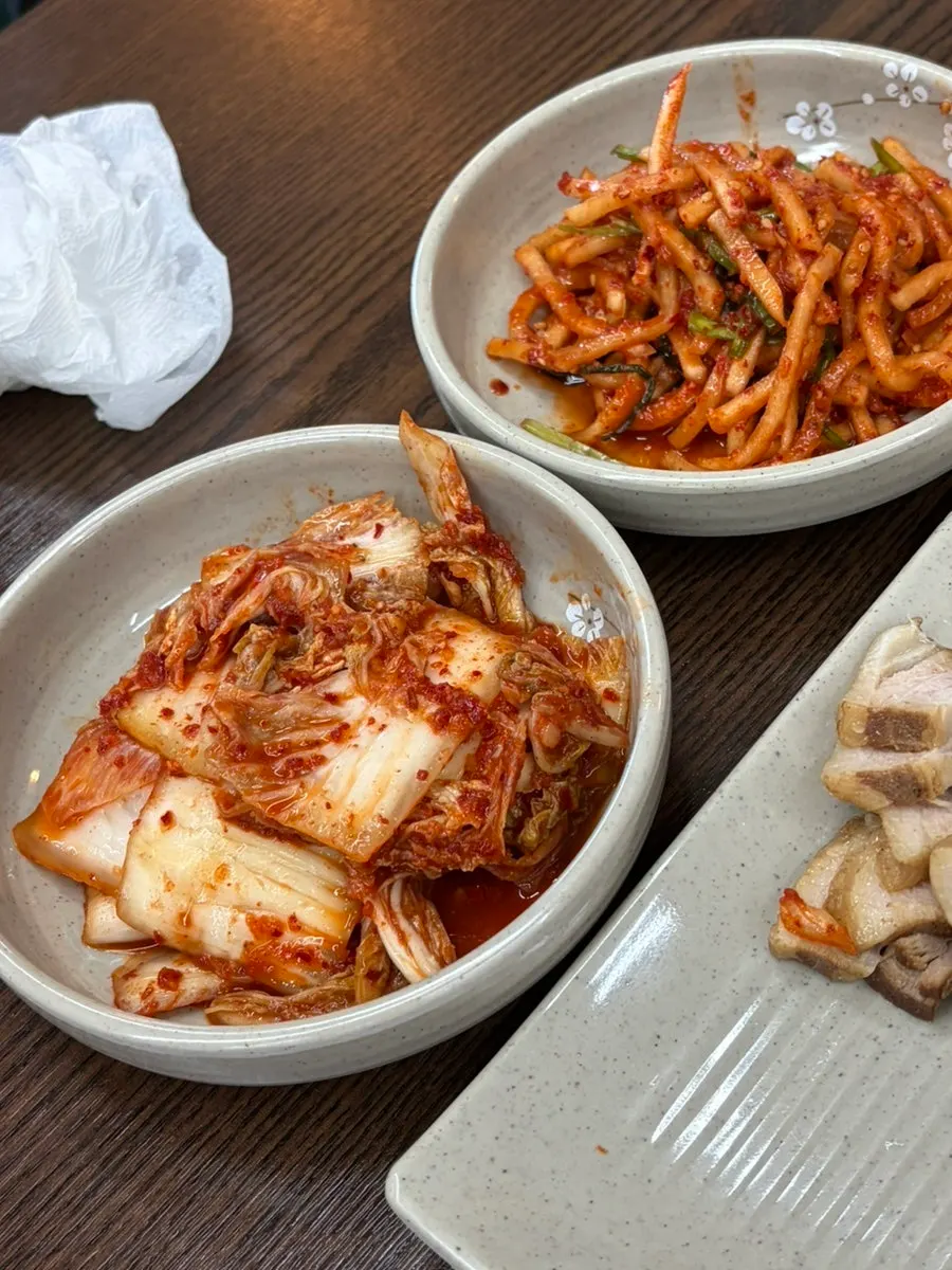 Mu-saengchae radish salad served on top of bossam