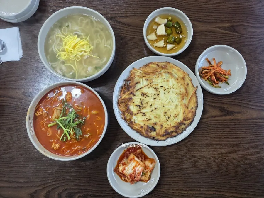 Menu board for Todamok's kalguksu lunch set