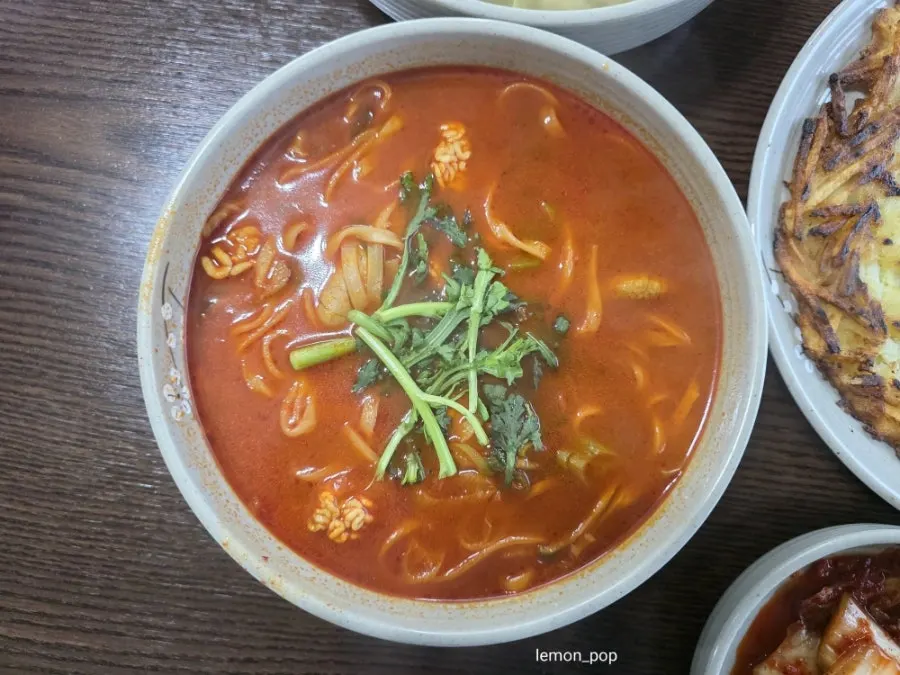 Mild broth of the chicken kalguksu