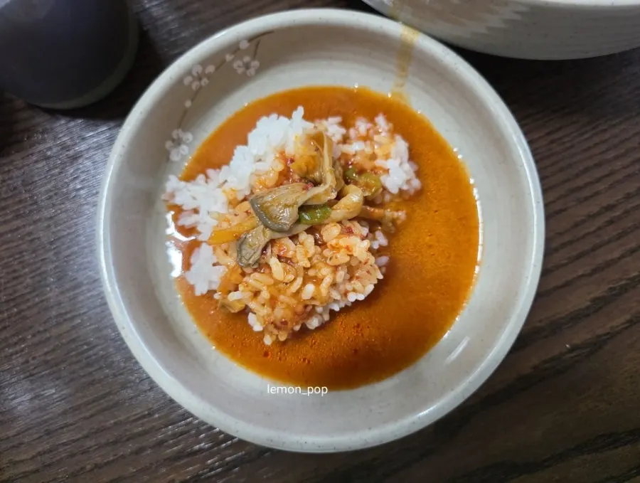 Mixing rice into the kalguksu broth