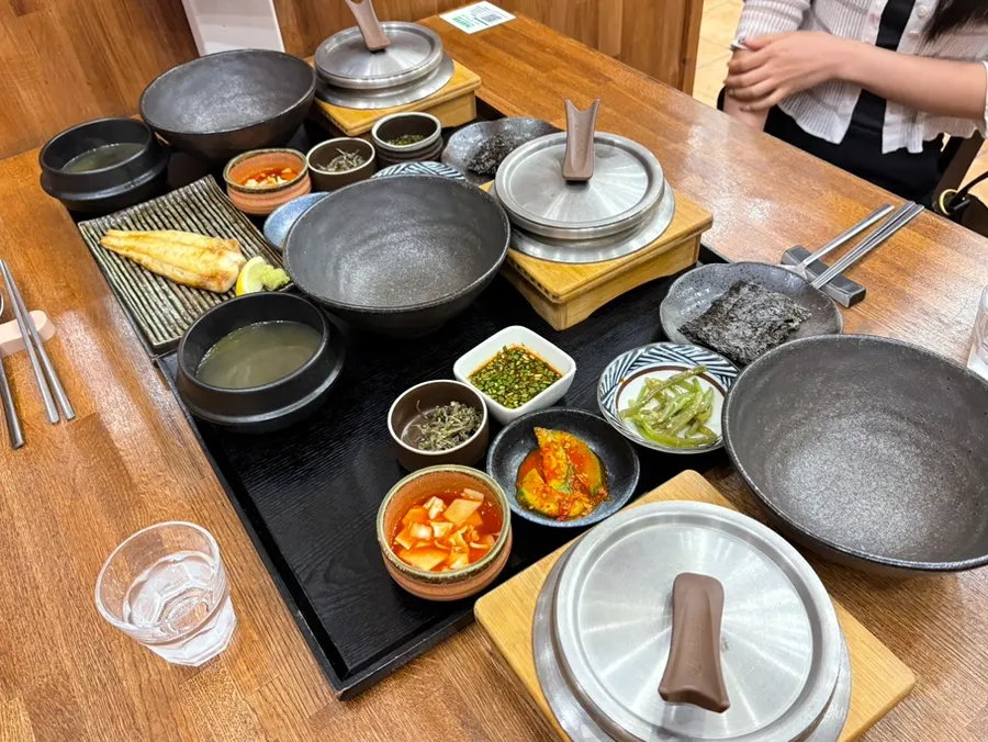 테이블에 차려진 오늘하루 솥밥 한 상