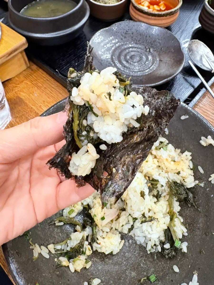 김에 싸 먹는 곤드레밥 한 입