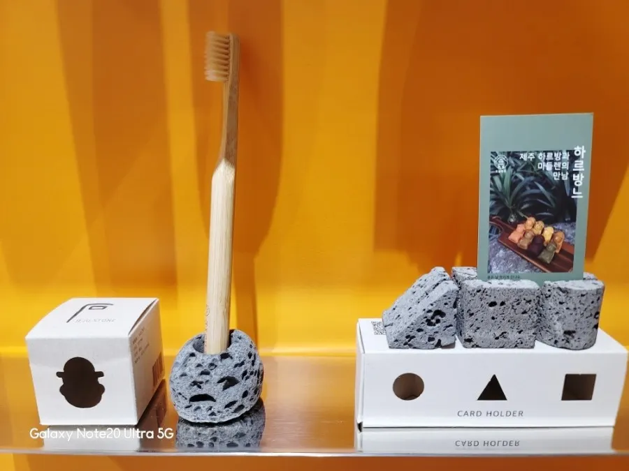 Basalt-shaped toothbrush holder and card holder