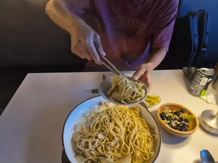 Large bowl of 1kg spicy aglio olio