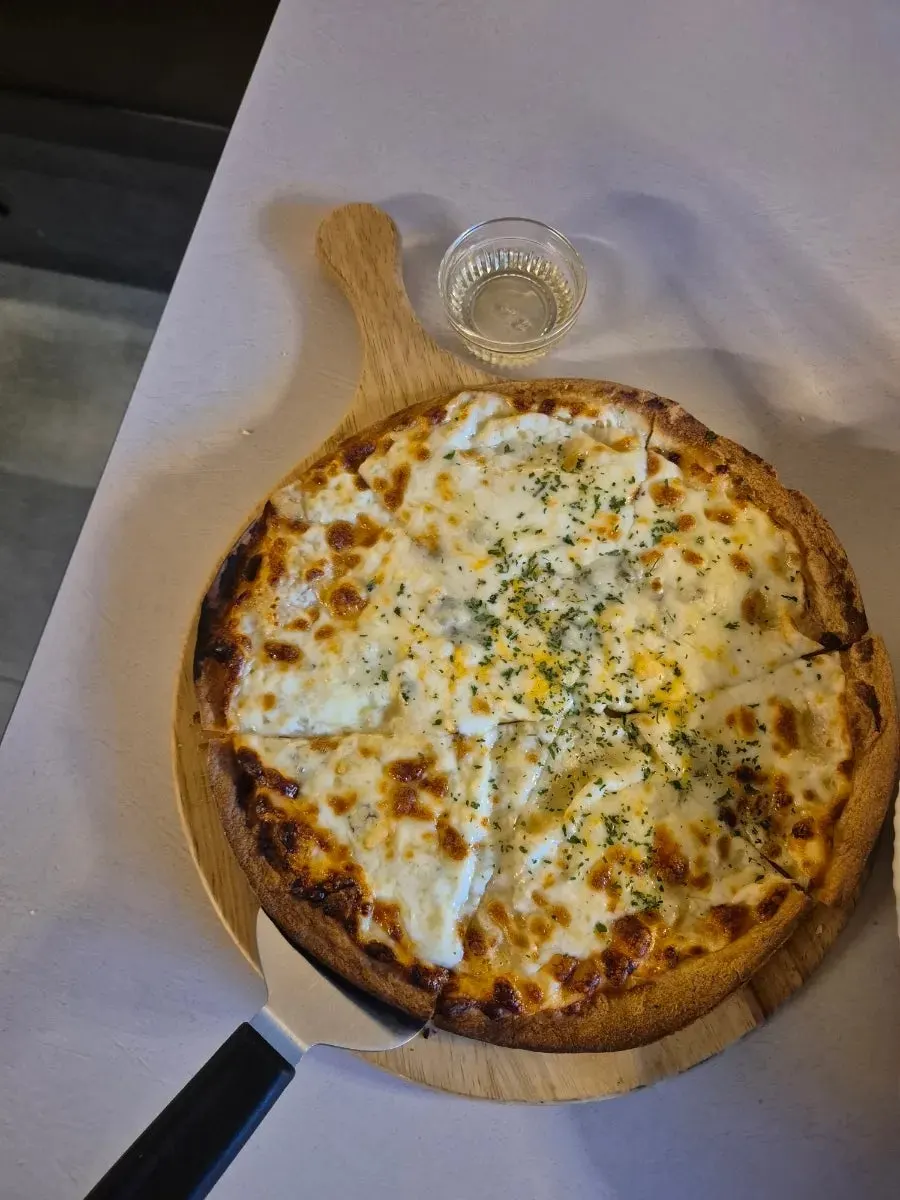Gorgonzola pizza served with honey