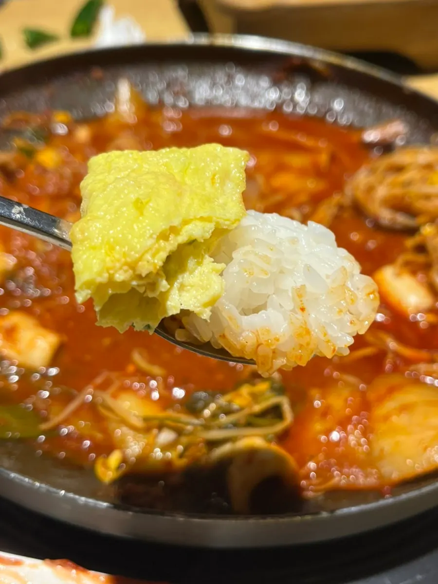 솥밥과 두루치기를 함께 놓은 저녁 식사