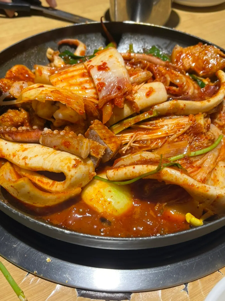 콩나물과 미나리가 높게 쌓인 두루치기