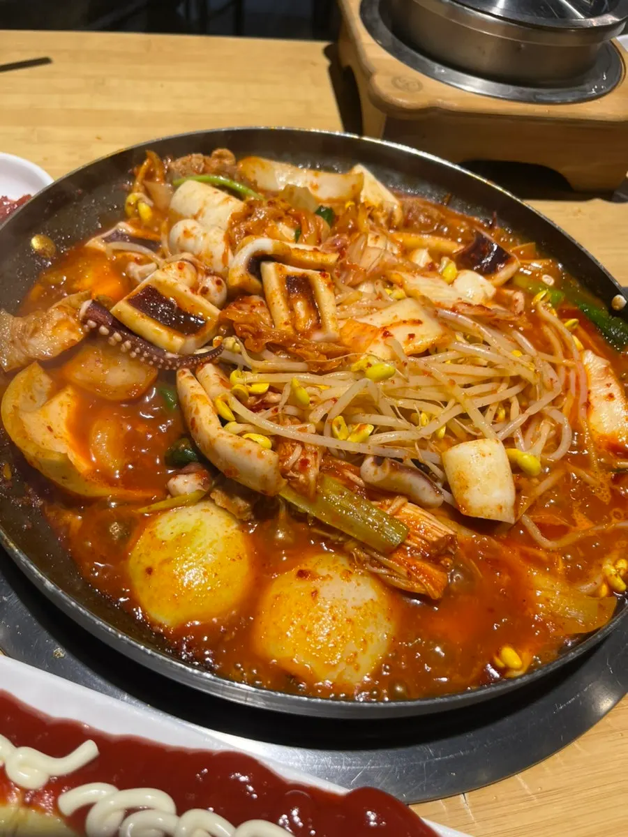 매콤한 양념에 볶아진 오징어와 돼지고기