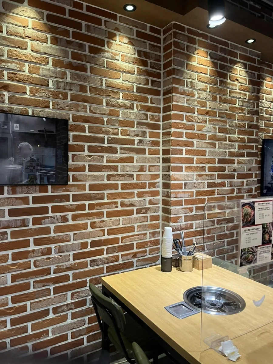 두루치기와 함께 차려진 테이블