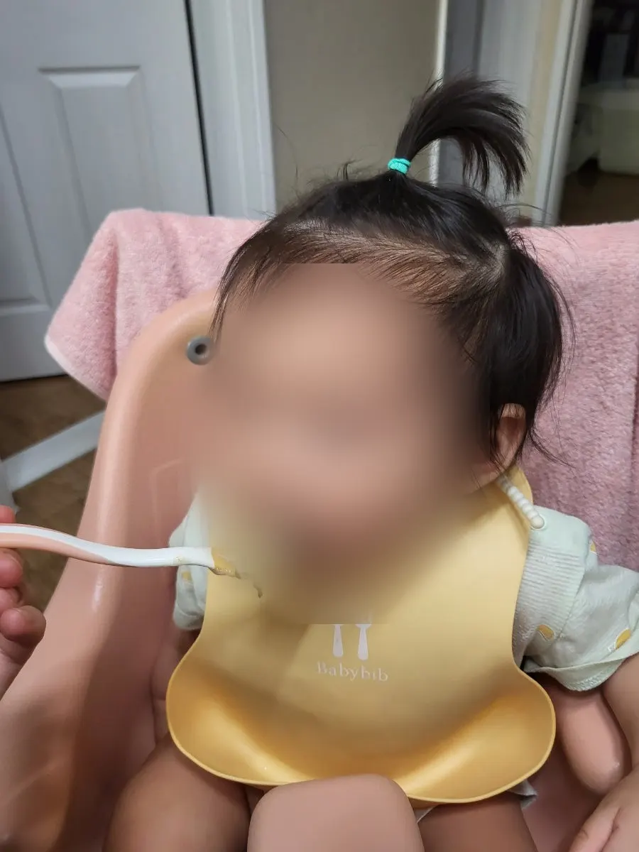 離乳食に混ぜて食べさせるスポイドの写真