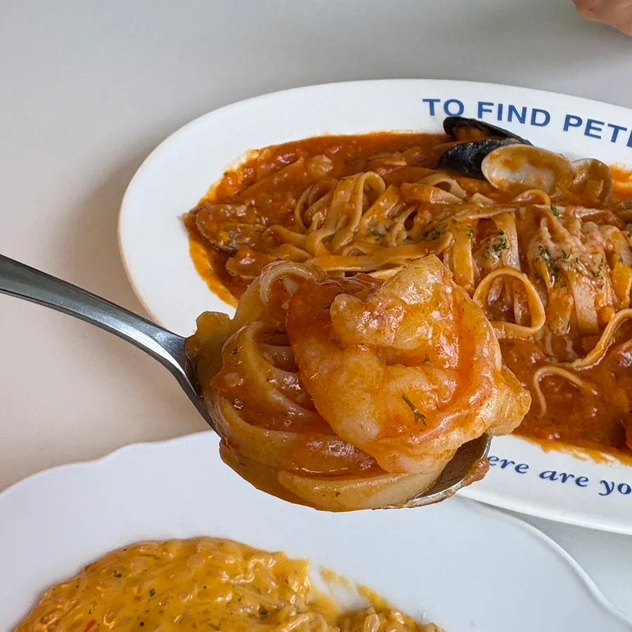넓적한 페투치네 면과 토마토소스 클로즈업