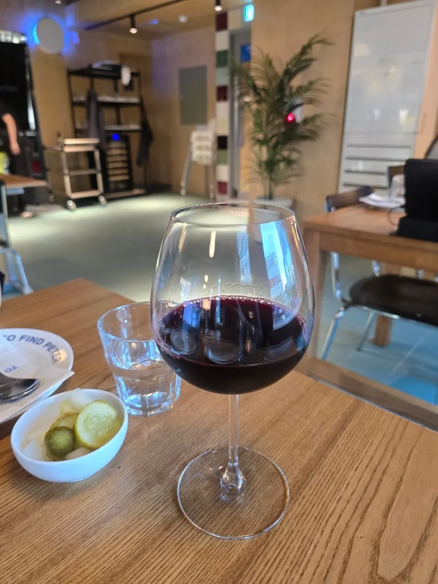A ₩6,000 glass of house wine