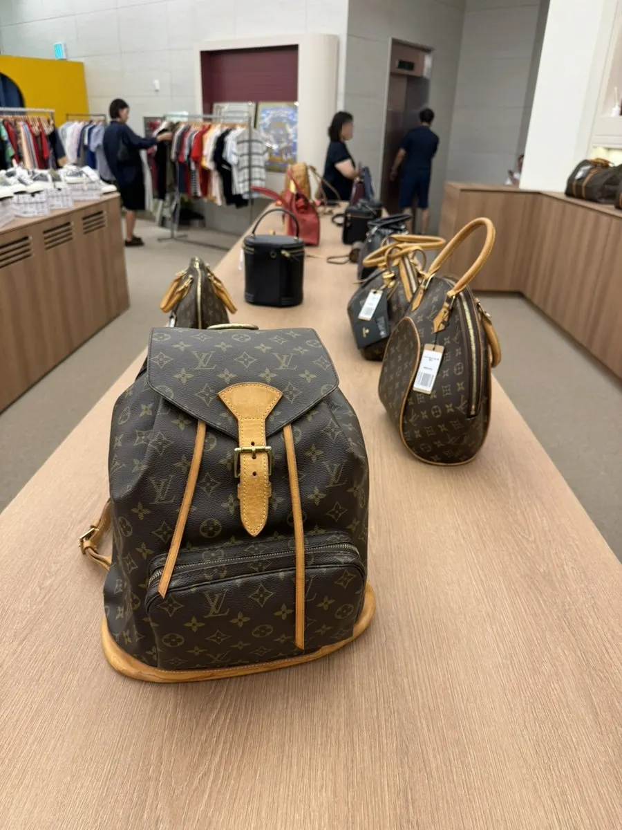 빈티지 의류가 빽빽하게 걸린 행거