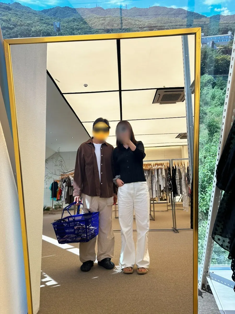 2층 피팅룸 앞 대기 좌석 공간