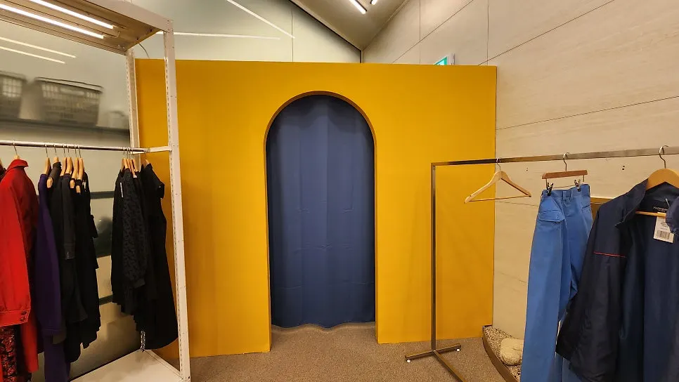 Spacious, clean fitting rooms at TOKYO USED