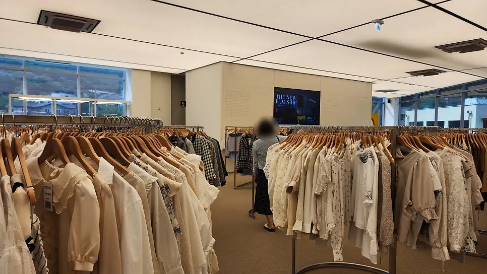 Women's clothing corner on the second floor of TOKYO USED