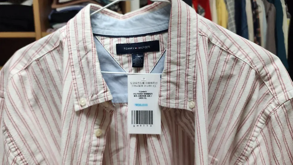 The purchased oxford-fabric Tommy shirt