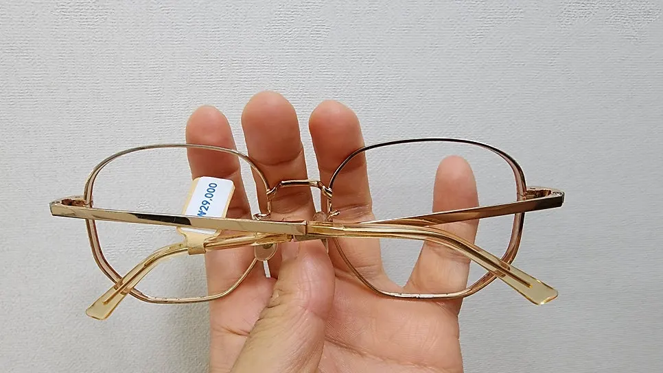 The purchased gold-frame glasses