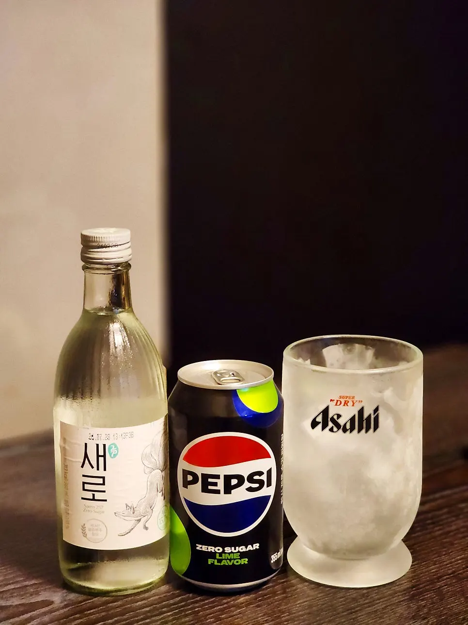 擺著새로燒酒與Zero Pepsi的桌面