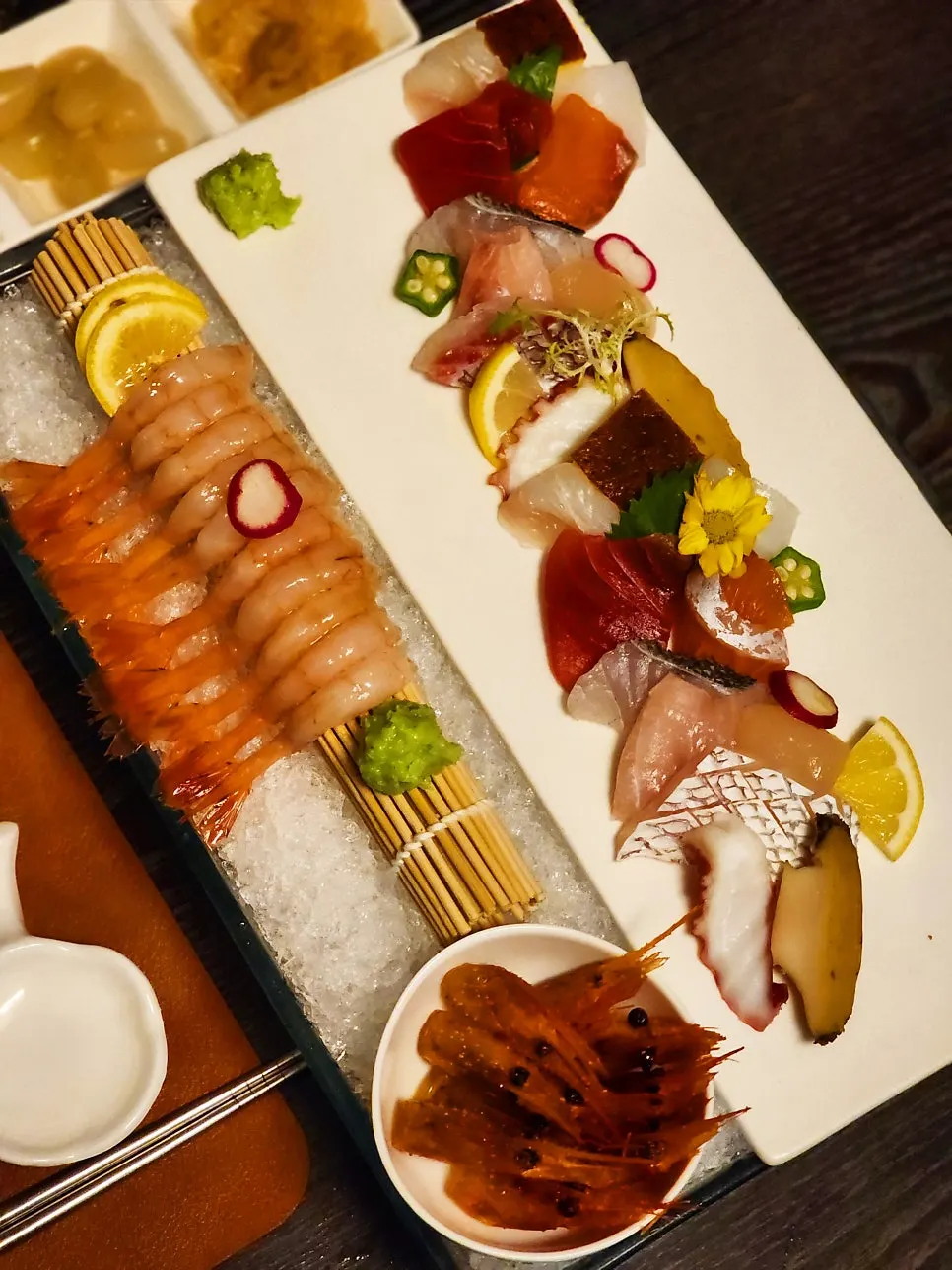 盛滿當季生魚片的盤子