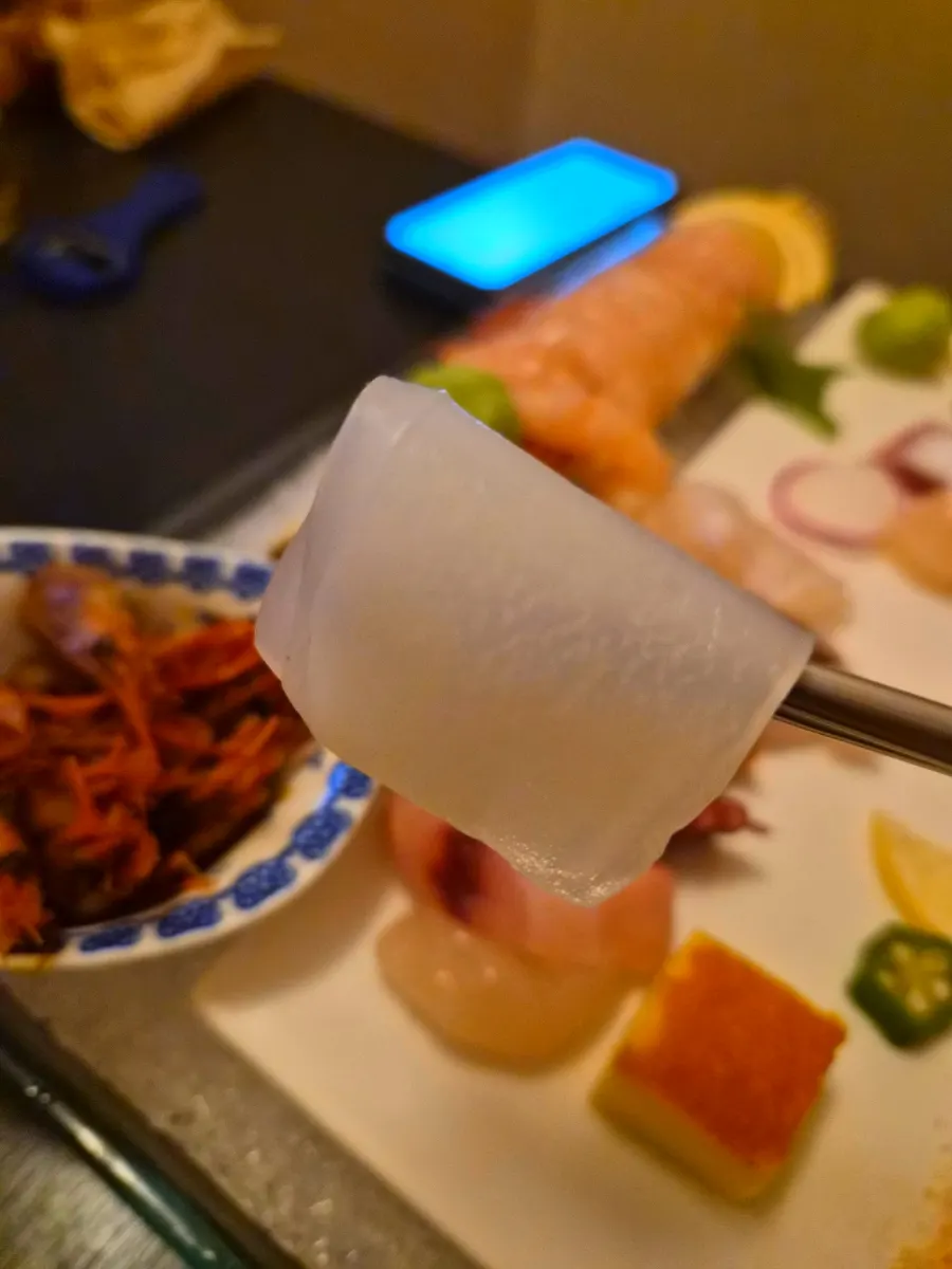 깔끔하게 담긴 토모 사시미 접시