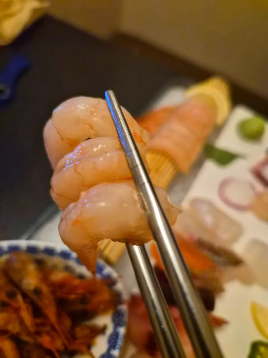 한 번에 세 개씩 집어먹는 단새우