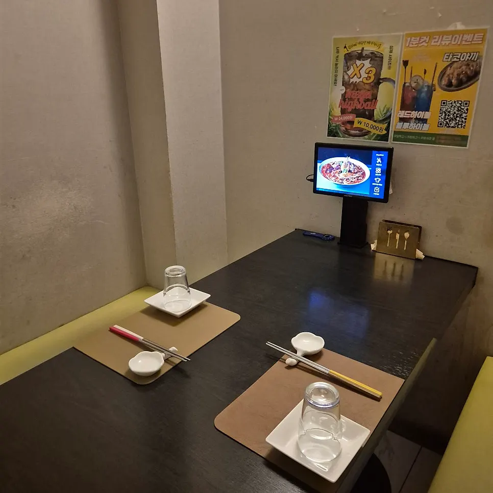 Table setting inside a Tomo room