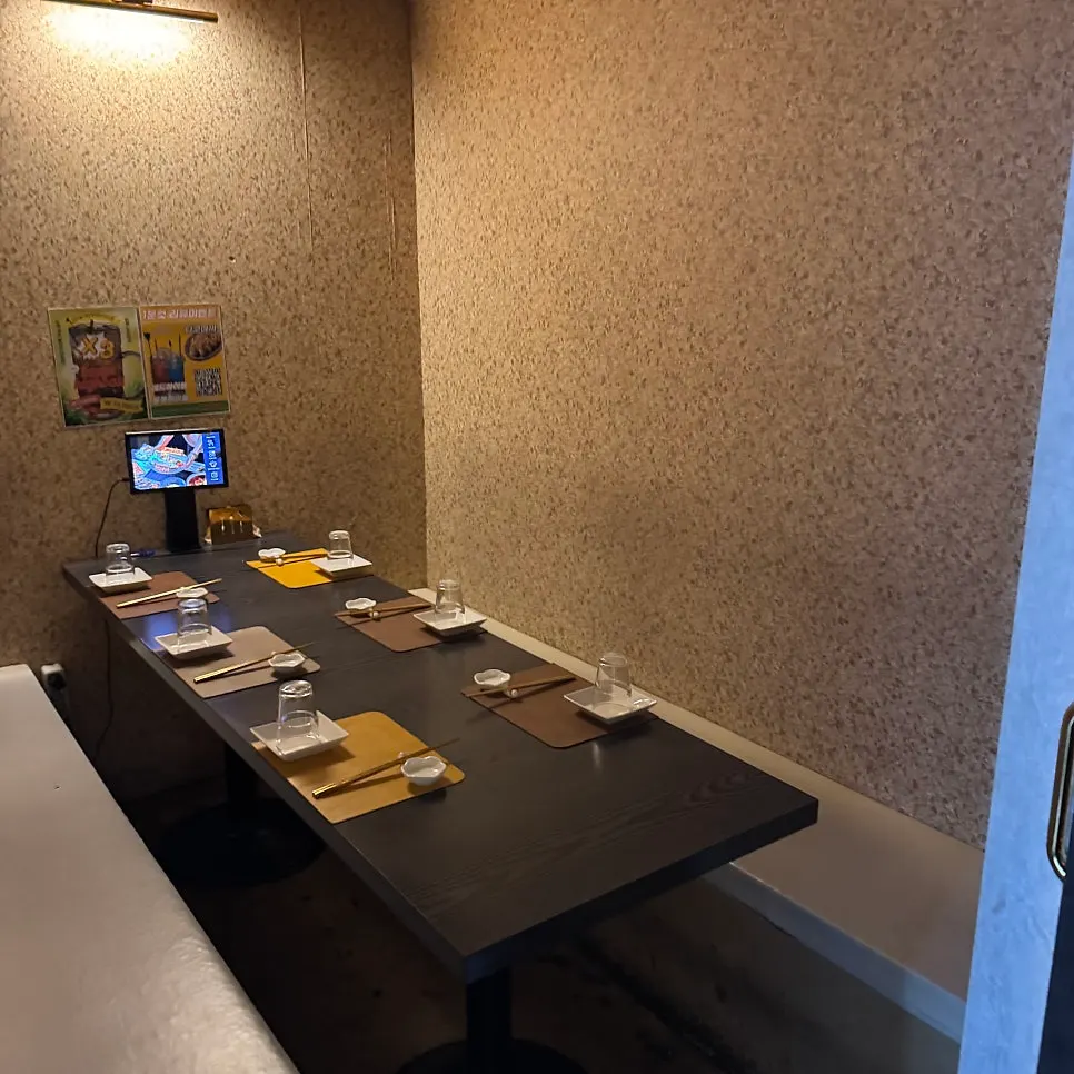 4명이 널널하게 앉는 토모 제일 안쪽 룸