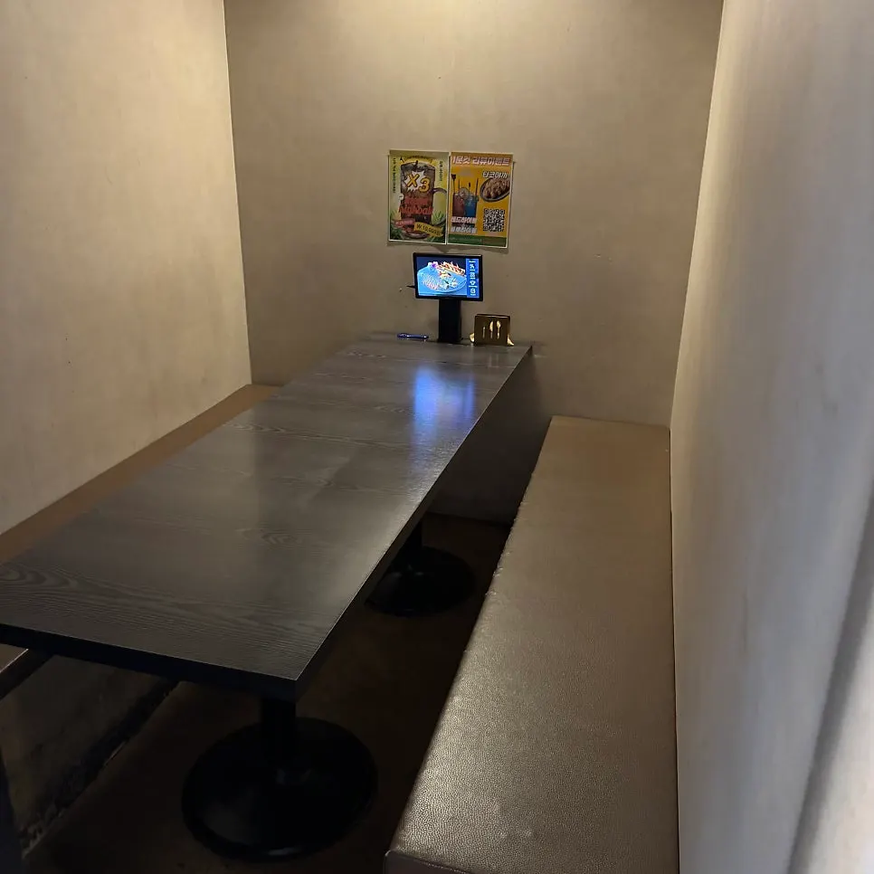 6~8인이 앉을 수 있는 토모 단체 룸