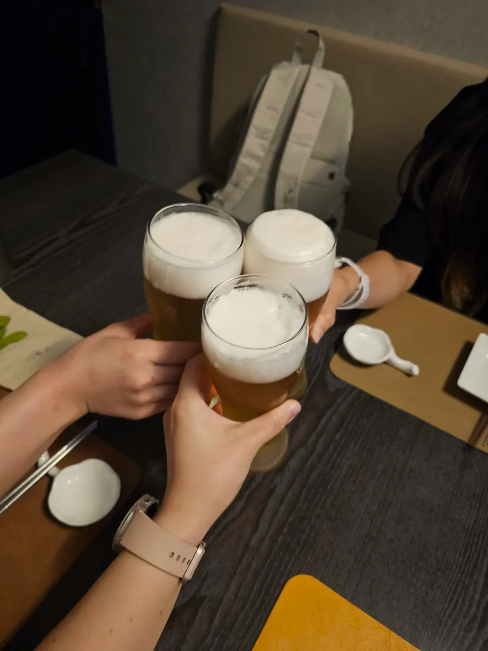 거품이 올라온 생맥주 잔